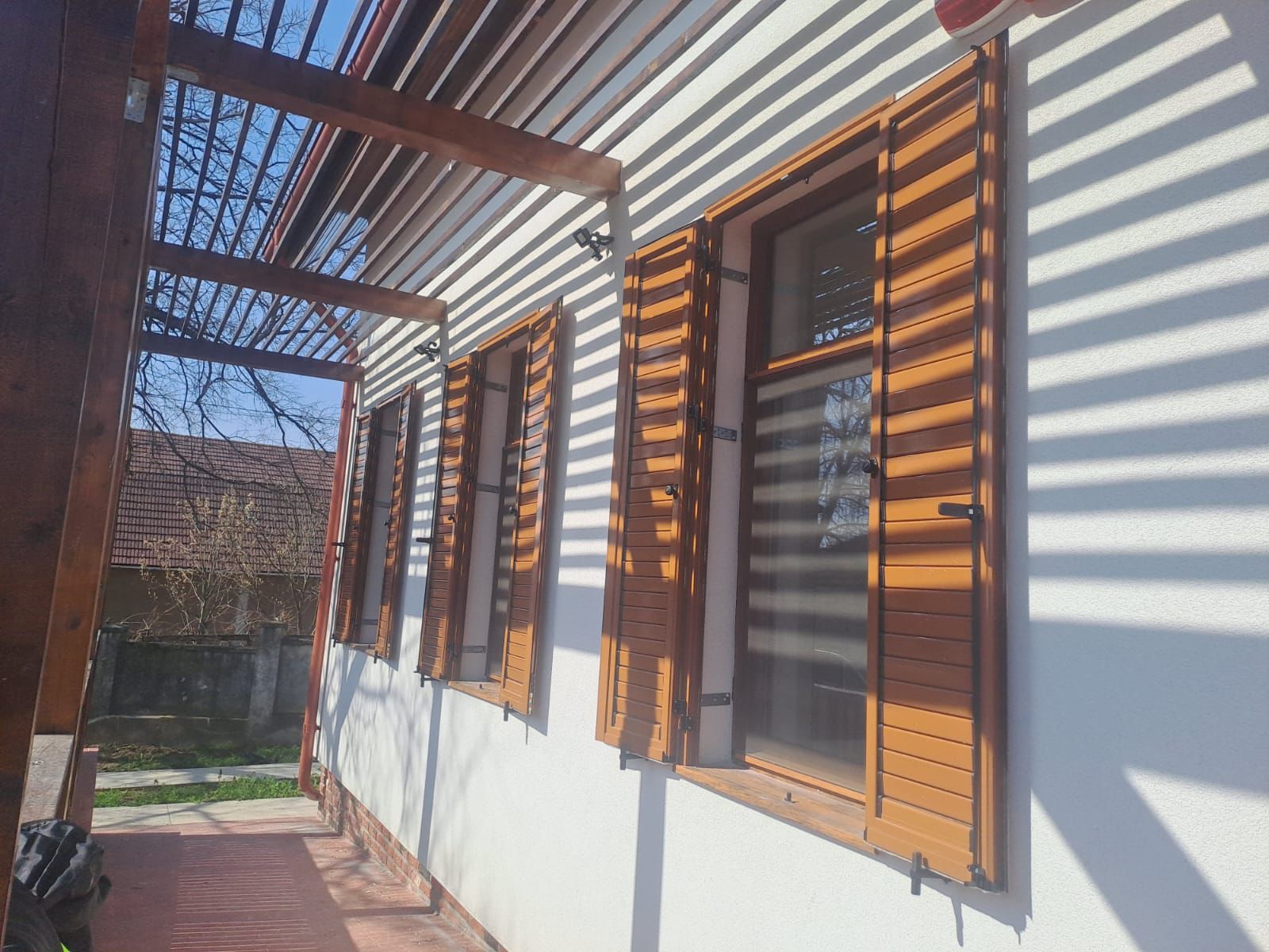 Obloane din aluminiu cu imitație de lemn montate pe o casă