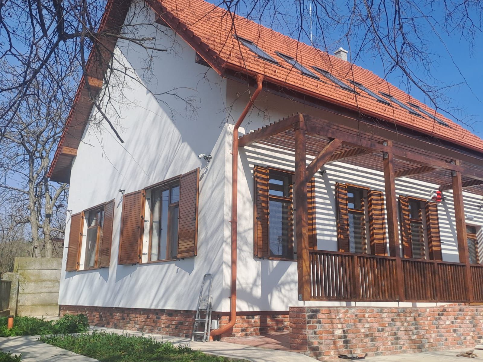 Casă cu obloane din aluminiu imitație lemn